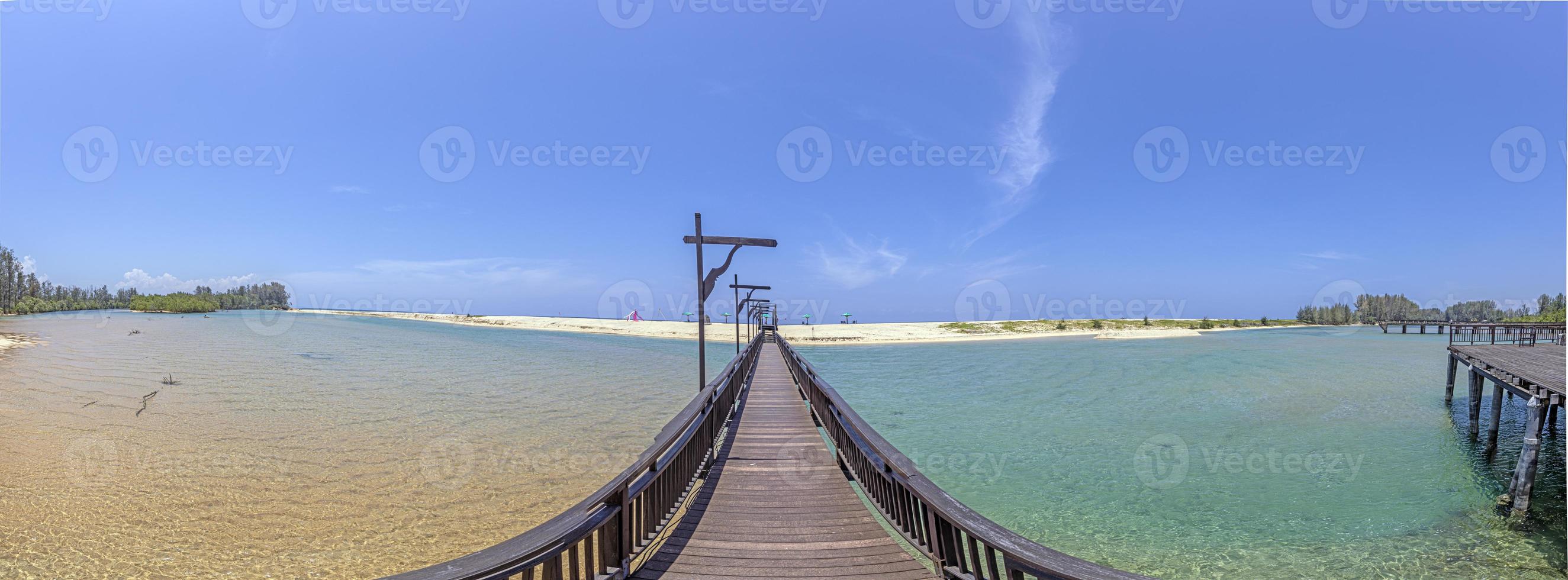 panoramisch afbeelding langs houten brug over- bo Dan rivier- Bij natai strand in Thailand foto