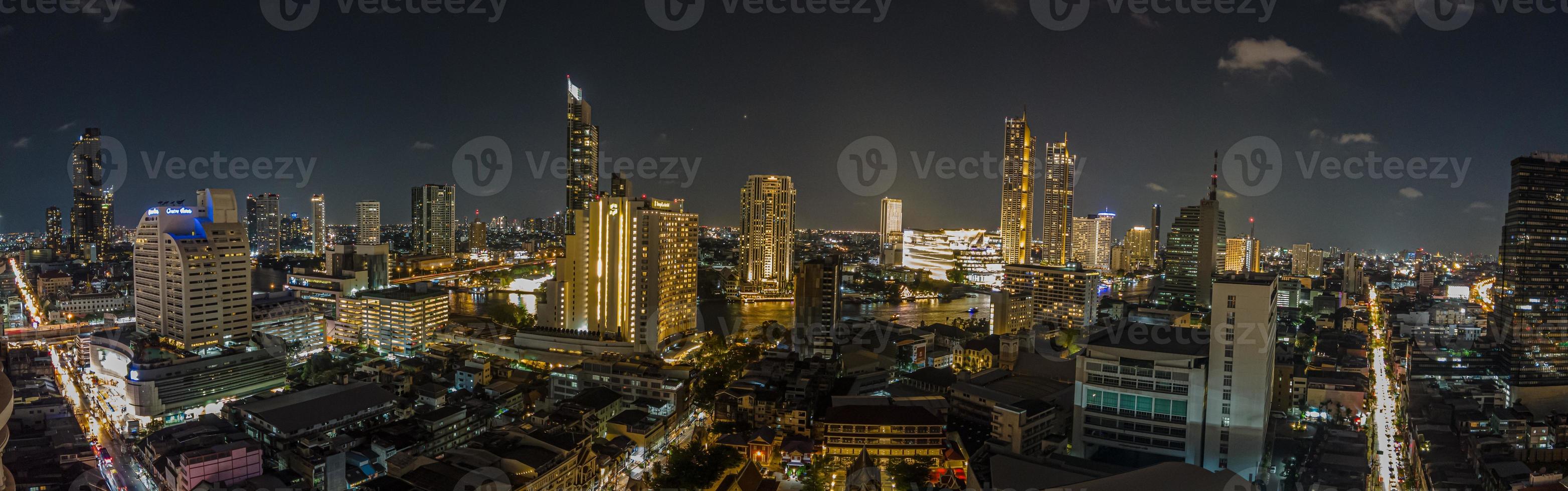visie over- de horizon van Bangkok van antenne positie Bij nacht foto