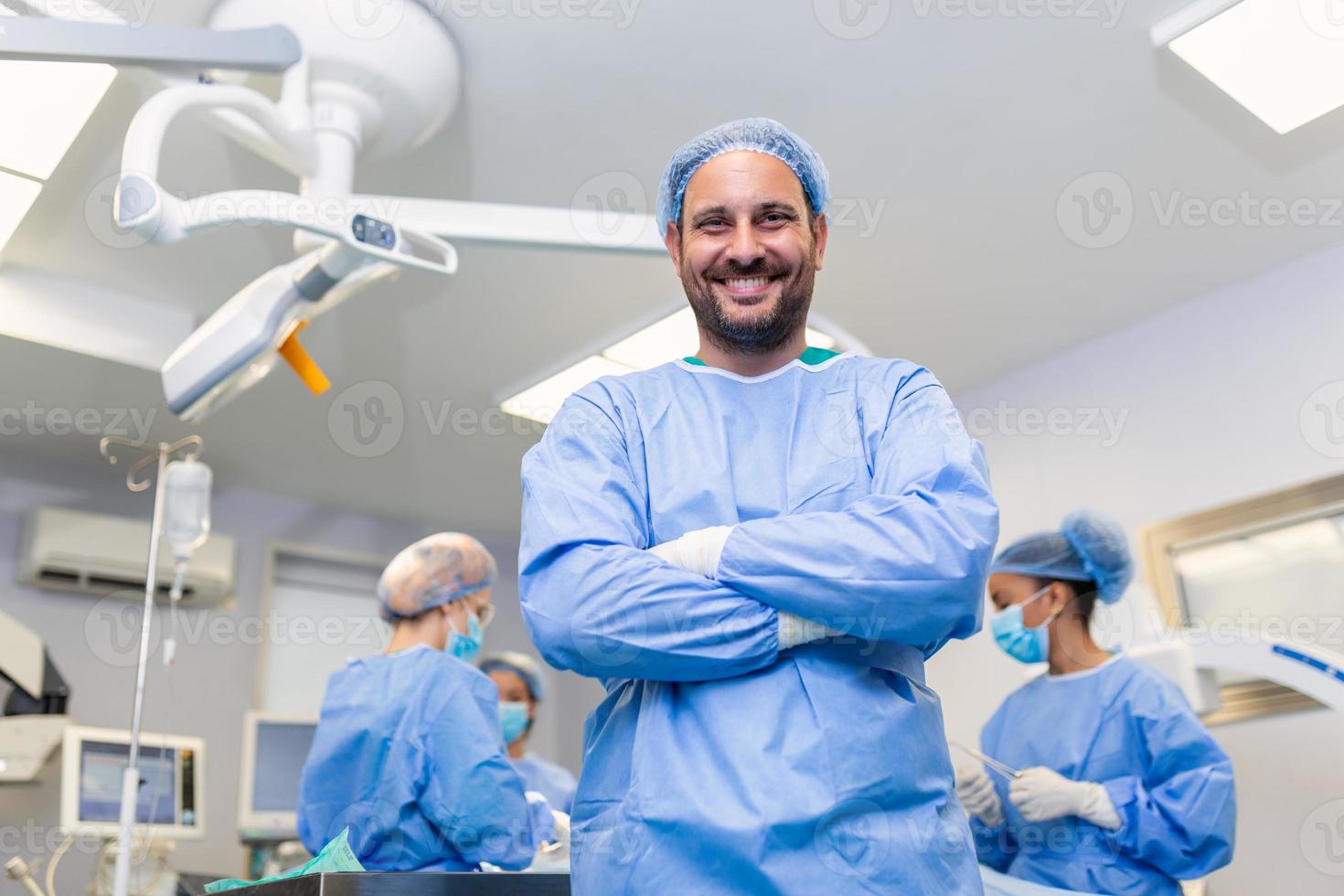 portret van mannetje chirurg in operatie theater op zoek Bij camera. dokter in scrubs en medisch masker in modern ziekenhuis in werking kamer. foto