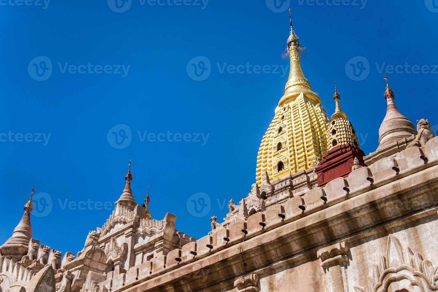 ananda tempel in oud bagan, myanmar, s een van bagans het beste bekend en meest mooi tempels. foto