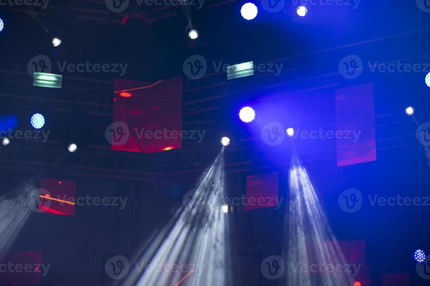 stadium schijnwerpers achtergrond licht.concert verlichting Aan een donker achtergrond. foto