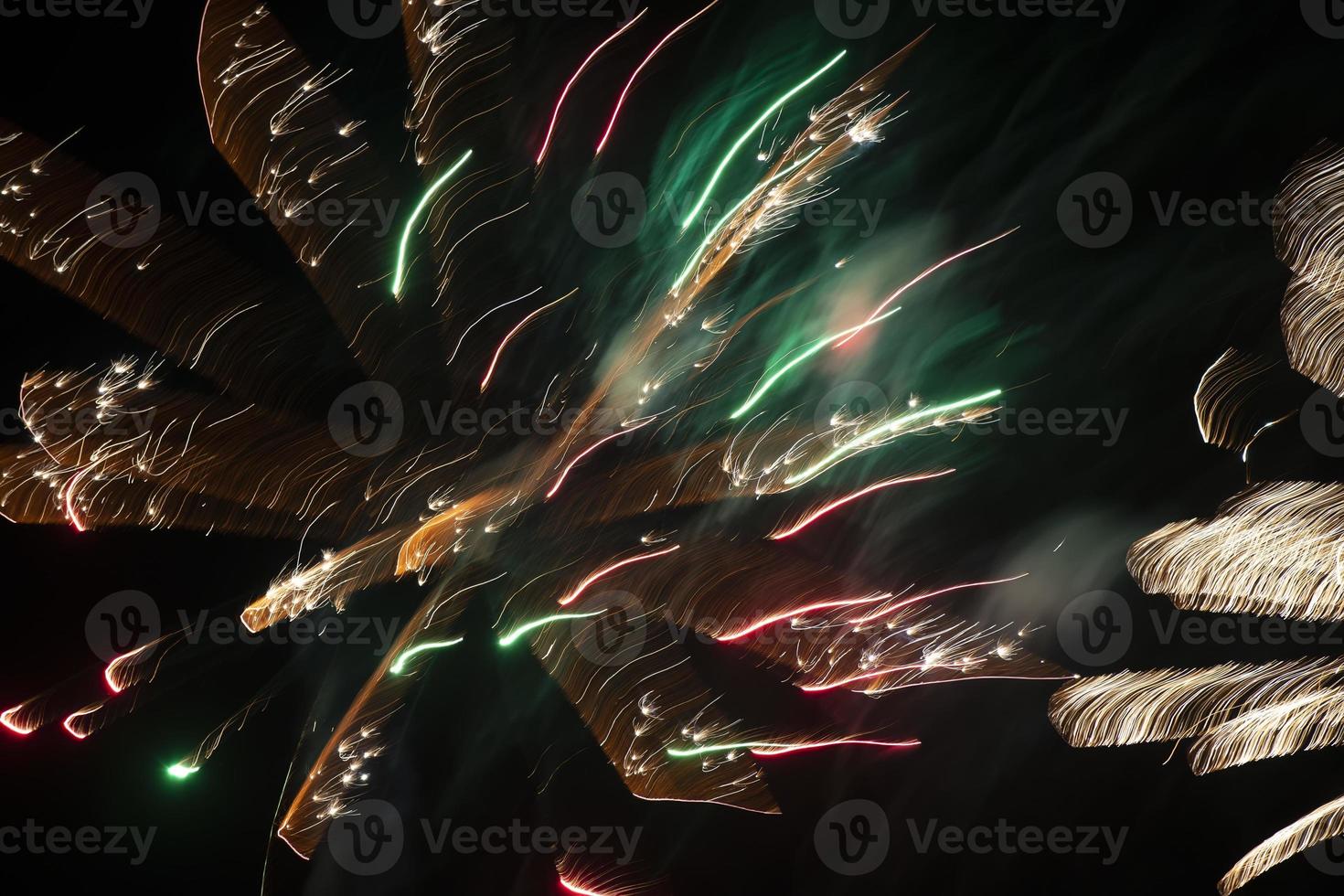 licht vlekken van groen vuurwerk Bij een lang blootstelling Aan een zwart achtergrond. feestelijk achtergrond. foto