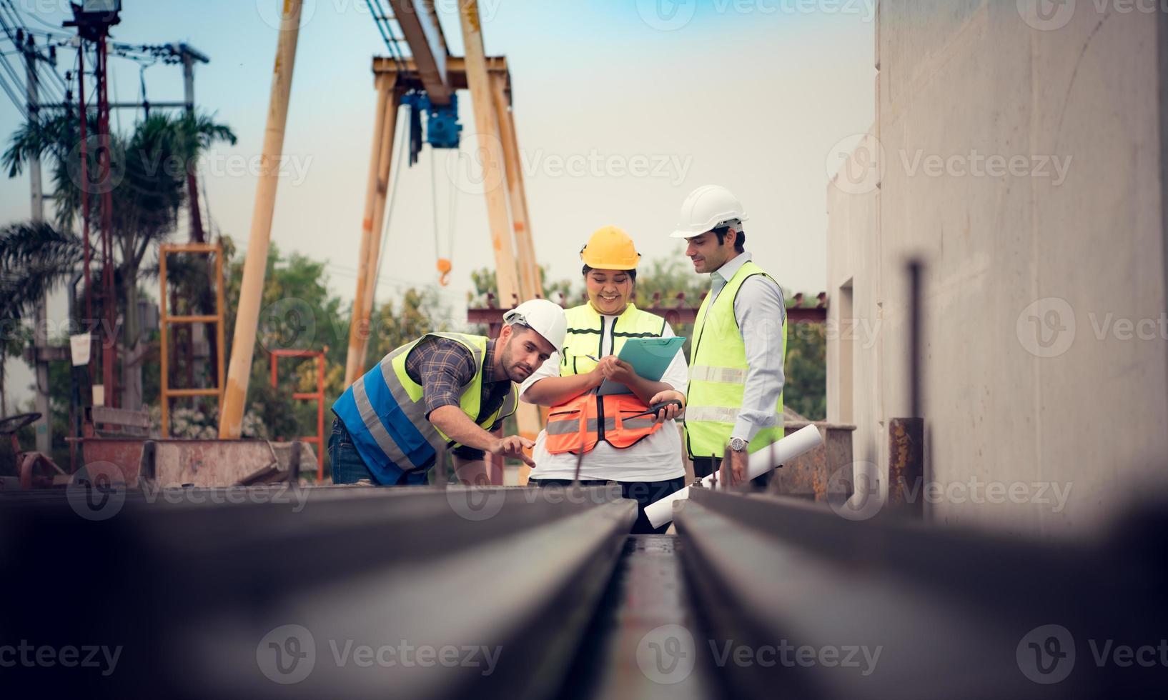 voordat vervoeren de staal structuur naar de in aansluiting op sectie naar worden gebruikt in gebouw, ingenieur zijn geïnspecteerd en de kwaliteit van de afgewerkt Product is besproken. foto