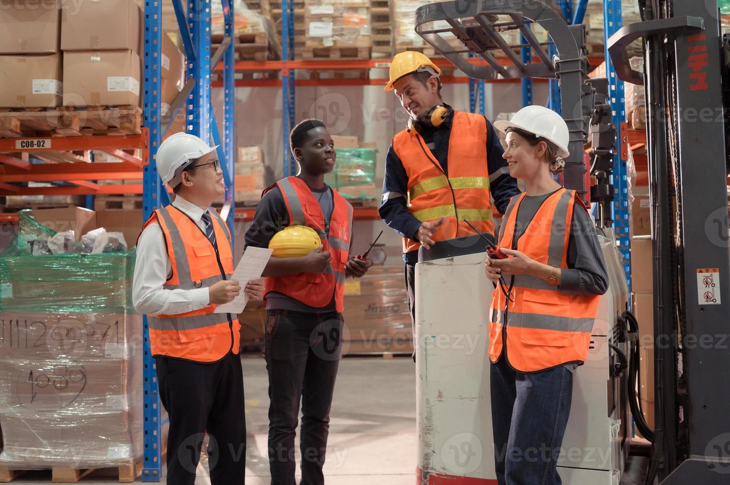 managers, voormannen en magazijn arbeiders raadplegen samen over krijgen de goederen uit van de magazijn naar af hebben Bezig met verzenden de klein kooplieden vanavond. foto