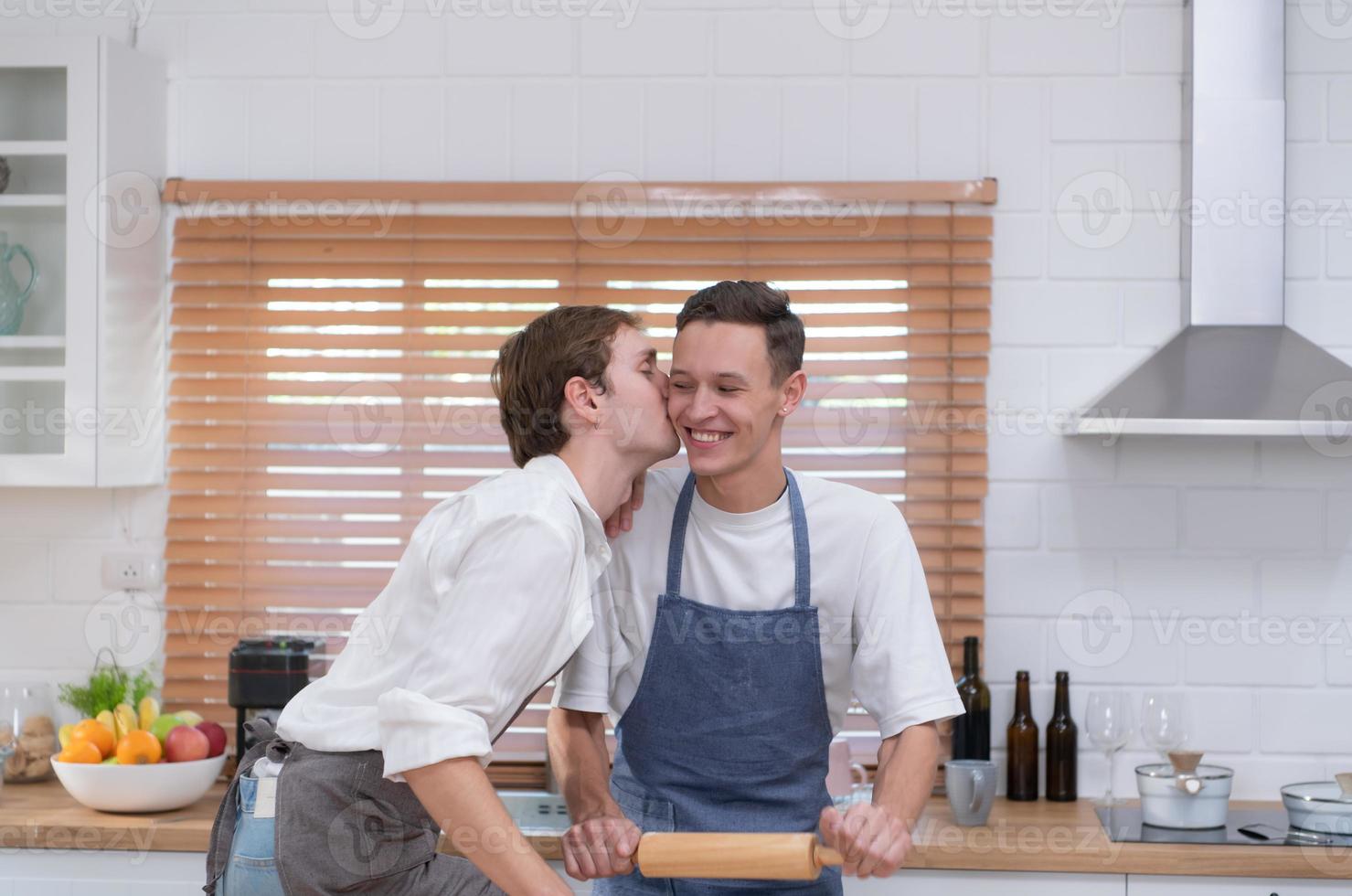 jong paar Gaan naar de keuken en leren hoe naar bakken koekjes online. Doen het en Speel gelukkig en hebben plezier. foto