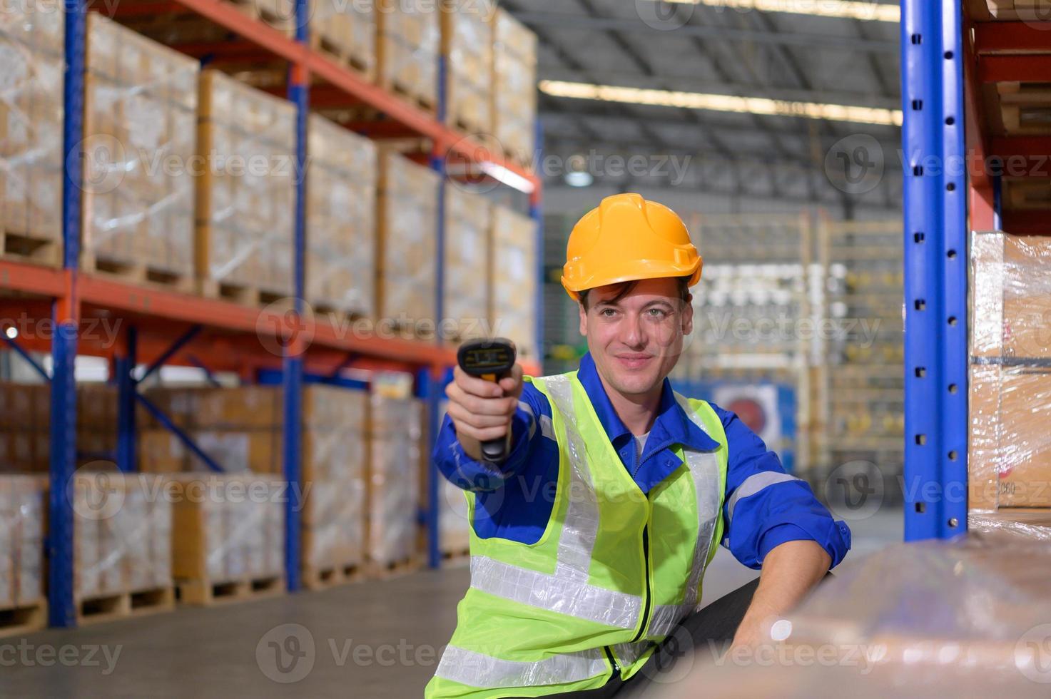 hoofd van arbeider in een auto onderdelen magazijn, onderzoeken auto onderdelen dat zijn klaar naar worden verzonden naar de auto- bijeenkomst fabriek. foto