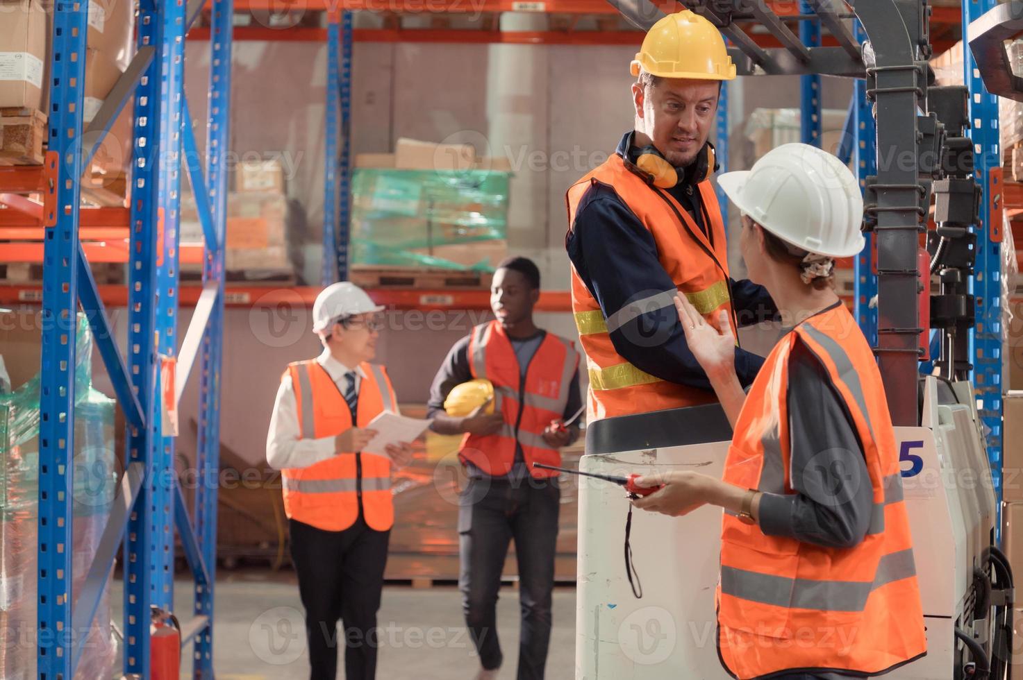 managers, voormannen en magazijn arbeiders raadplegen samen over krijgen de goederen uit van de magazijn naar af hebben Bezig met verzenden de klein kooplieden vanavond. foto