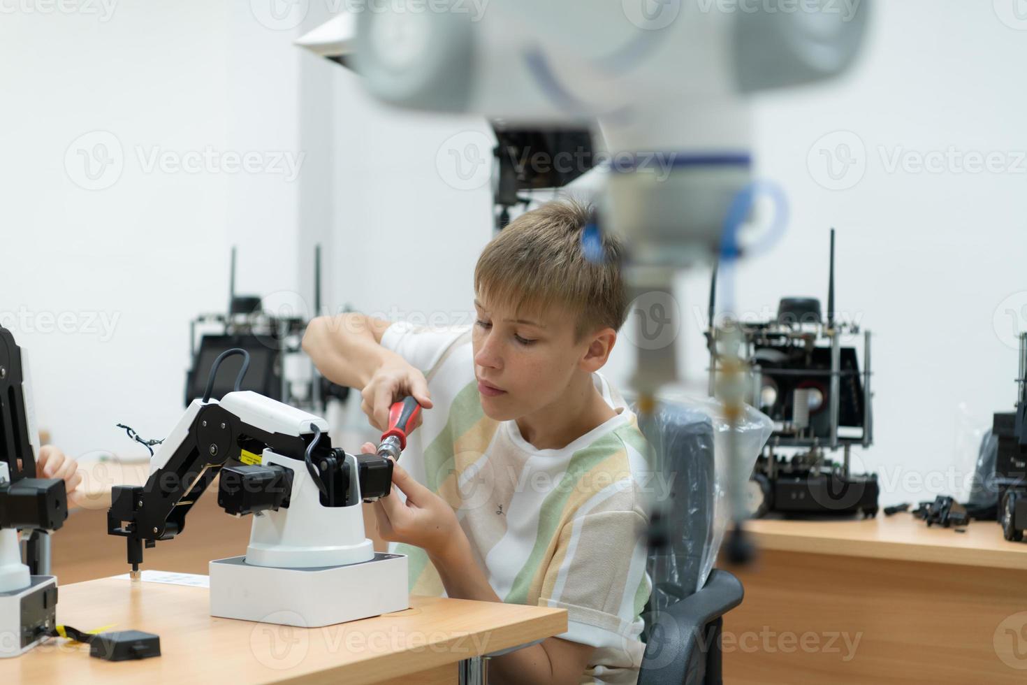 jongeren gebruik maken van de hand- robot technologie zijn hebben pret aan het leren de hand- robot controleur van robot technologie, welke is een van de stam cursussen. foto