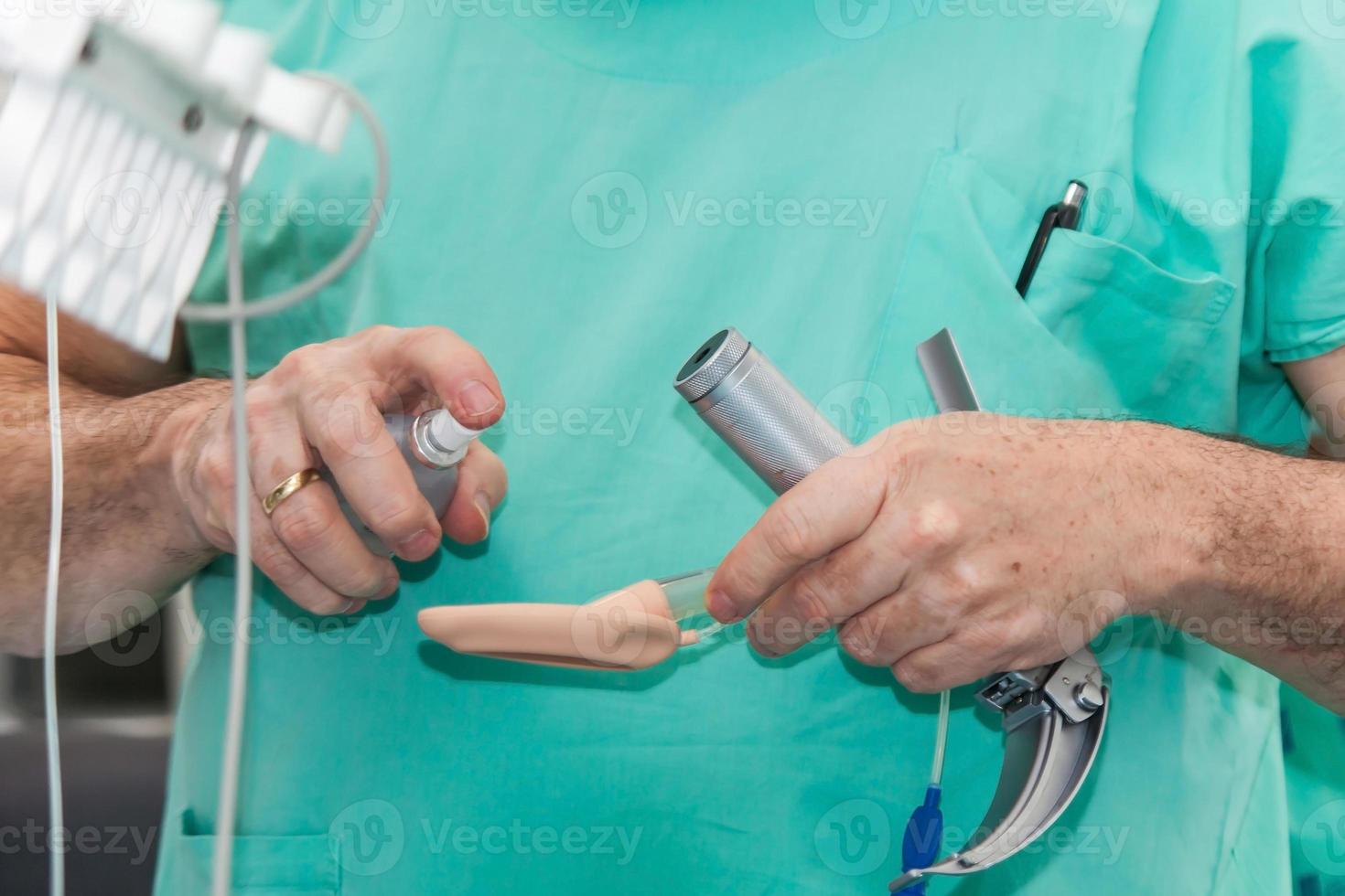 anesthesioloog het uitvoeren van een endotracheale intubatie naar een vrouw geduldig Bij de begin van een chirurgie foto