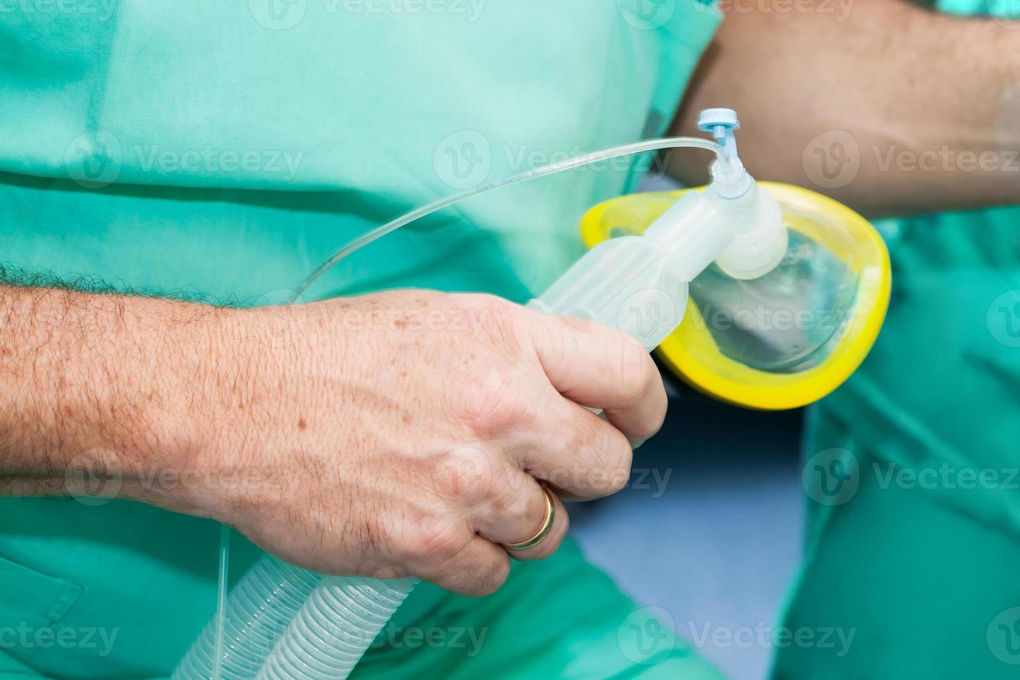 anesthesioloog dokter Holding een anesthesie masker in de chirurgie kamer foto