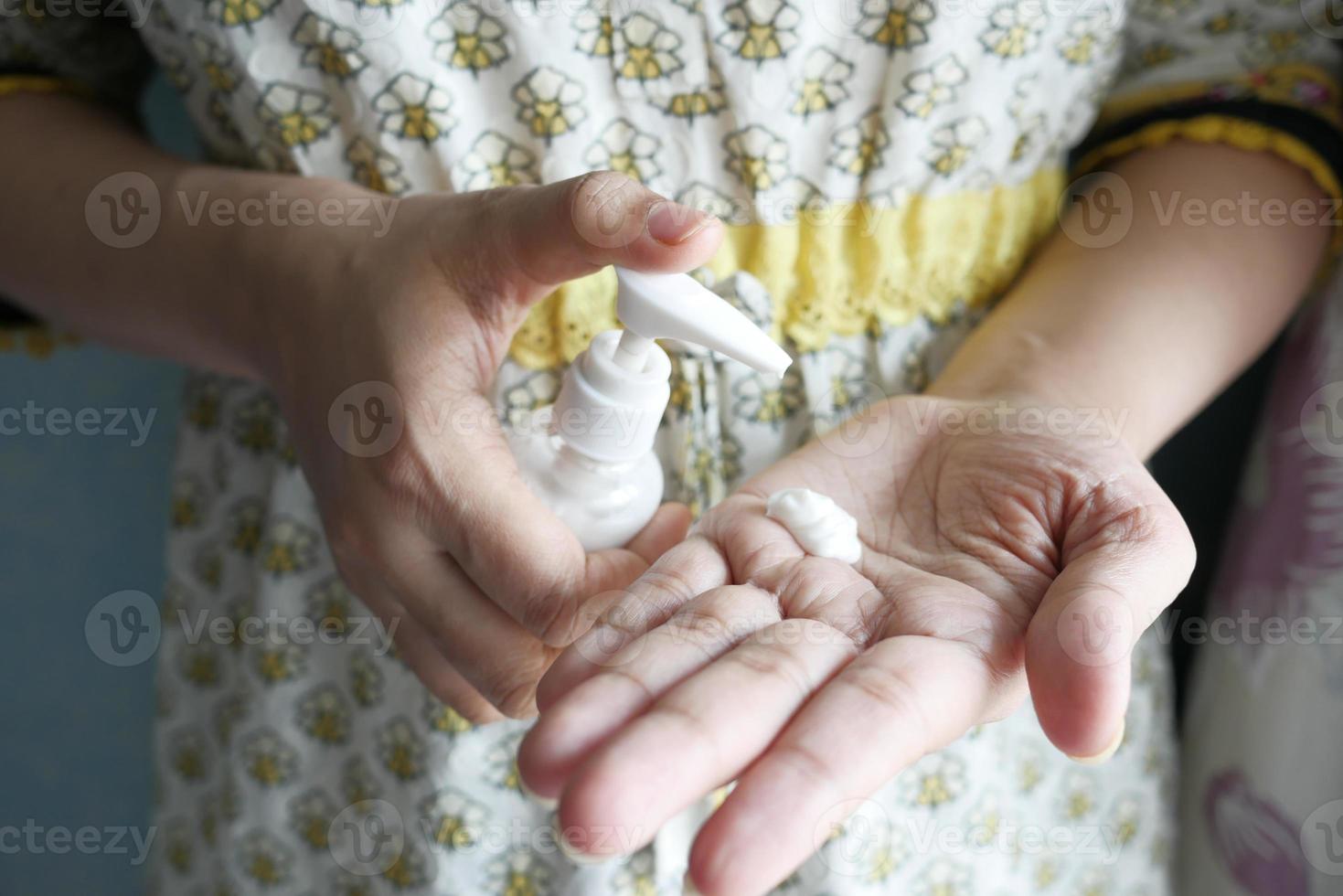 vrouw lotion op de huid toe te passen foto