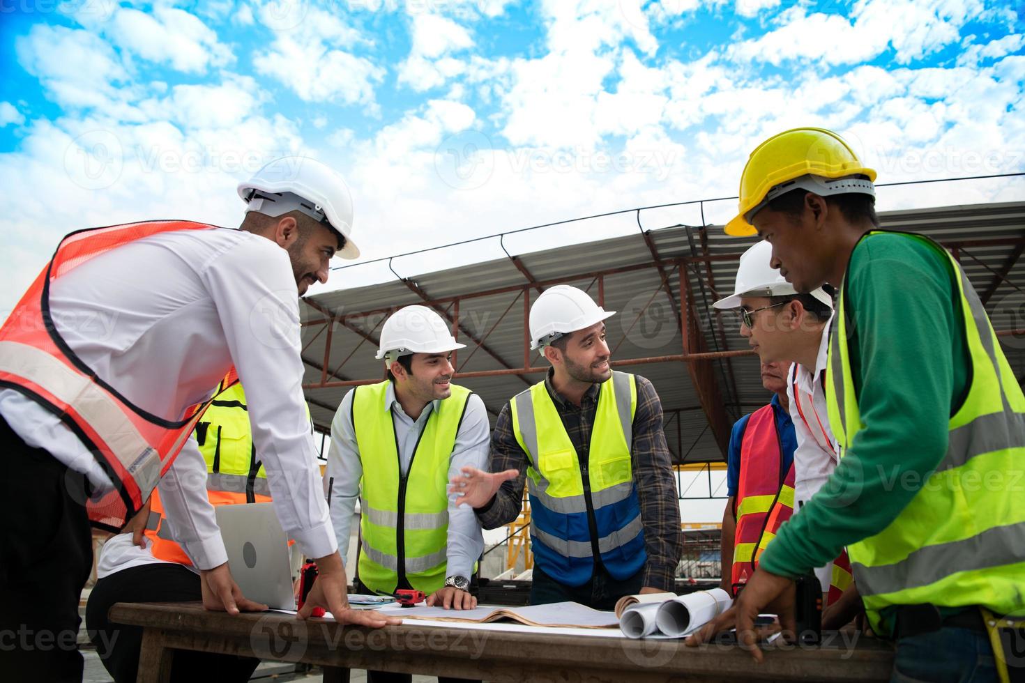 bouw ingenieurs, architecten, en voormannen het formulier een groep. deelnemen in een vergadering naar plan nieuw bouw projecten. foto