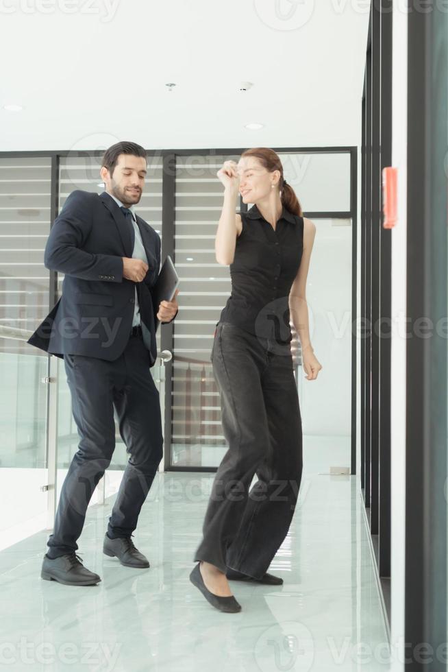 jong leidinggevenden dansen met vreugde een keer de project heeft geweest goedgekeurd door de top beheer na voltooien de presentatie Bij de ontmoeting. foto