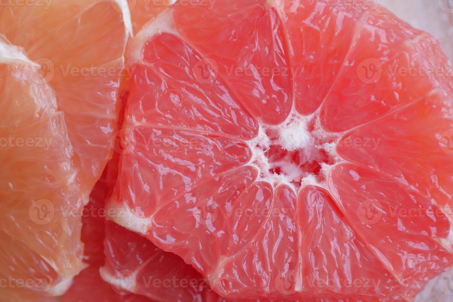 detailopname van vers grapefruits Aan een bord foto