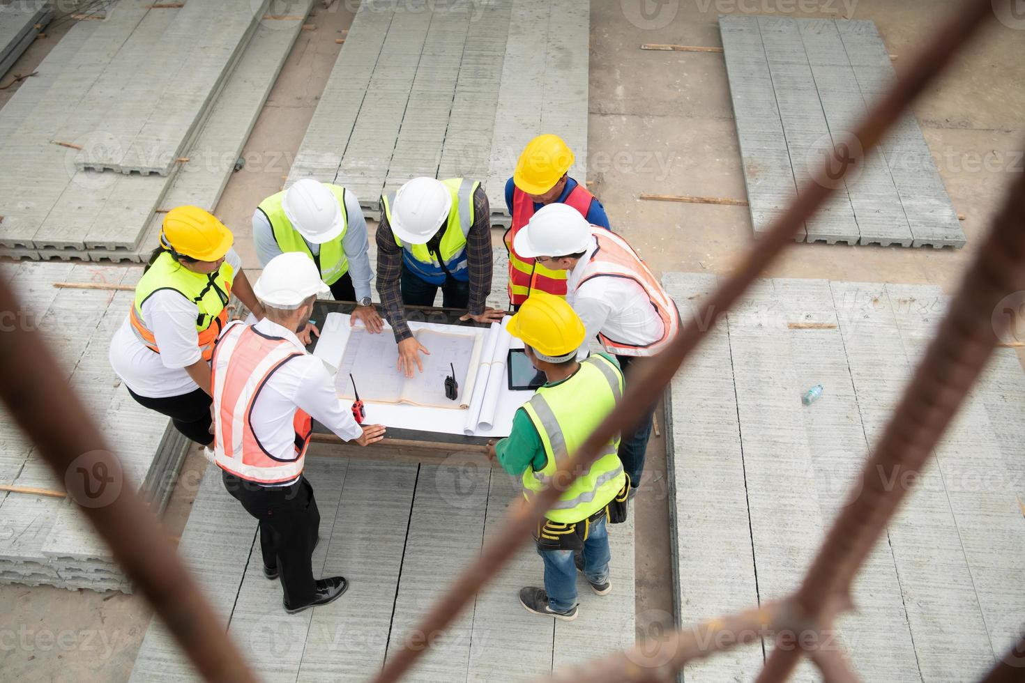 bouw ingenieurs, architecten, en voormannen het formulier een groep. deelnemen in een vergadering naar plan nieuw bouw projecten. foto