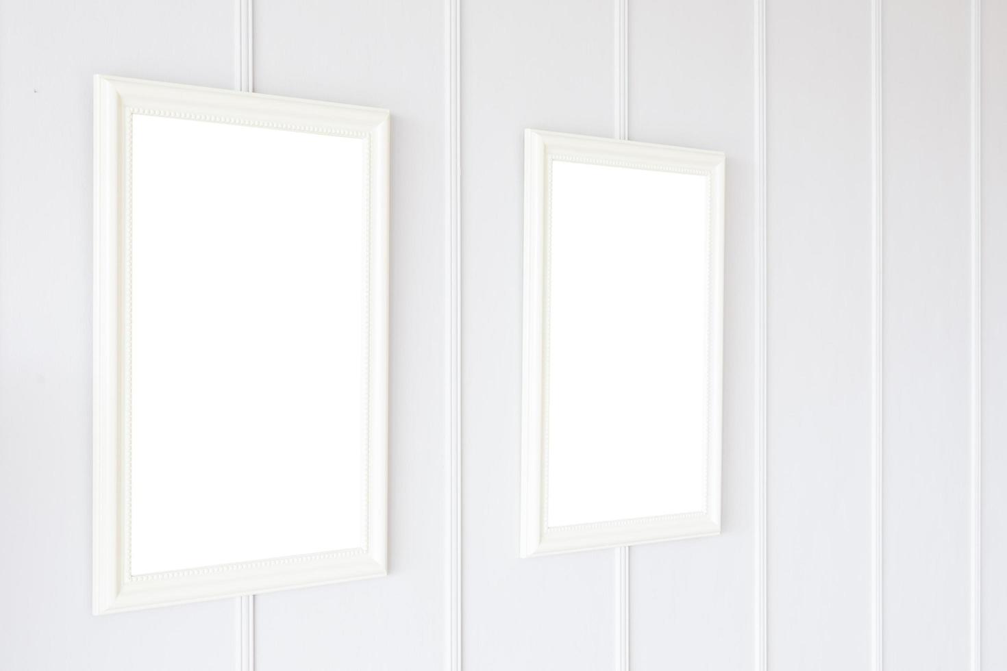 lege frames op een witte muur achtergrond foto
