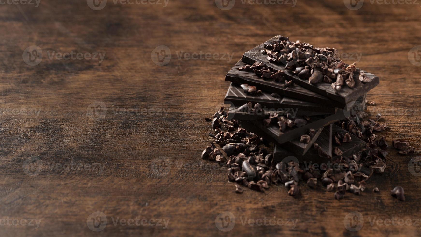 vergrote weergave van heerlijke chocolade op houten tafel foto