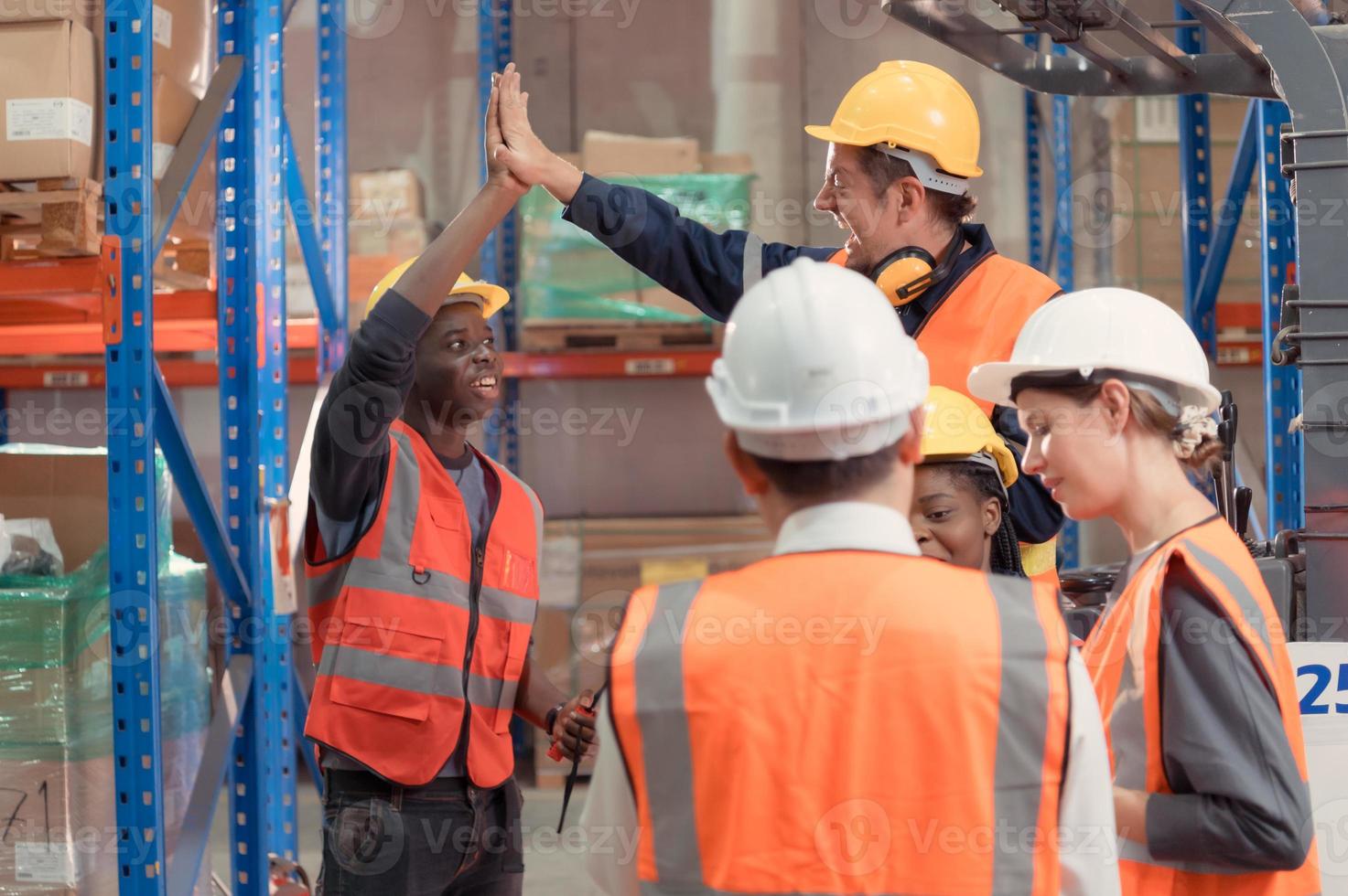 de manager aangemoedigd de voorman en magazijn arbeiders hebben naar werk moeilijk naar brengen de goederen uit van de magazijn naar af hebben de klein kooplieden vanavond. foto