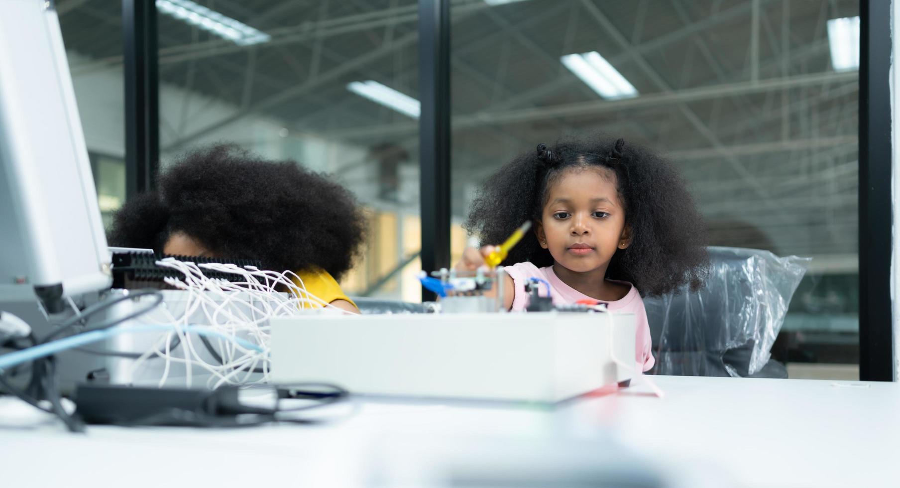 kinderen gebruik makend van de hand- robot technologie en hebben pret aan het leren de elektronisch stroomkring bord van hand- robot technologie, welke is een van de stam cursussen. foto