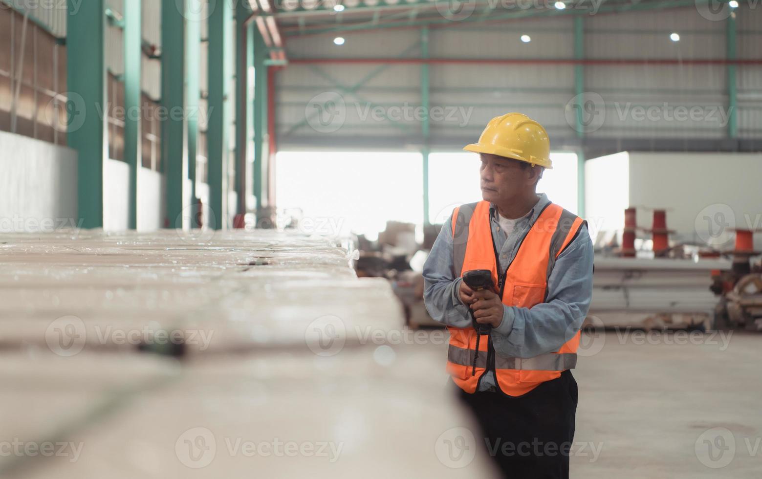 arbeiders inspecteren de nieuw pakhuizen producten. gebruik streepjescode scanners naar controleren de producten dat zullen worden gebruikt in de magazijn plank structuur. foto