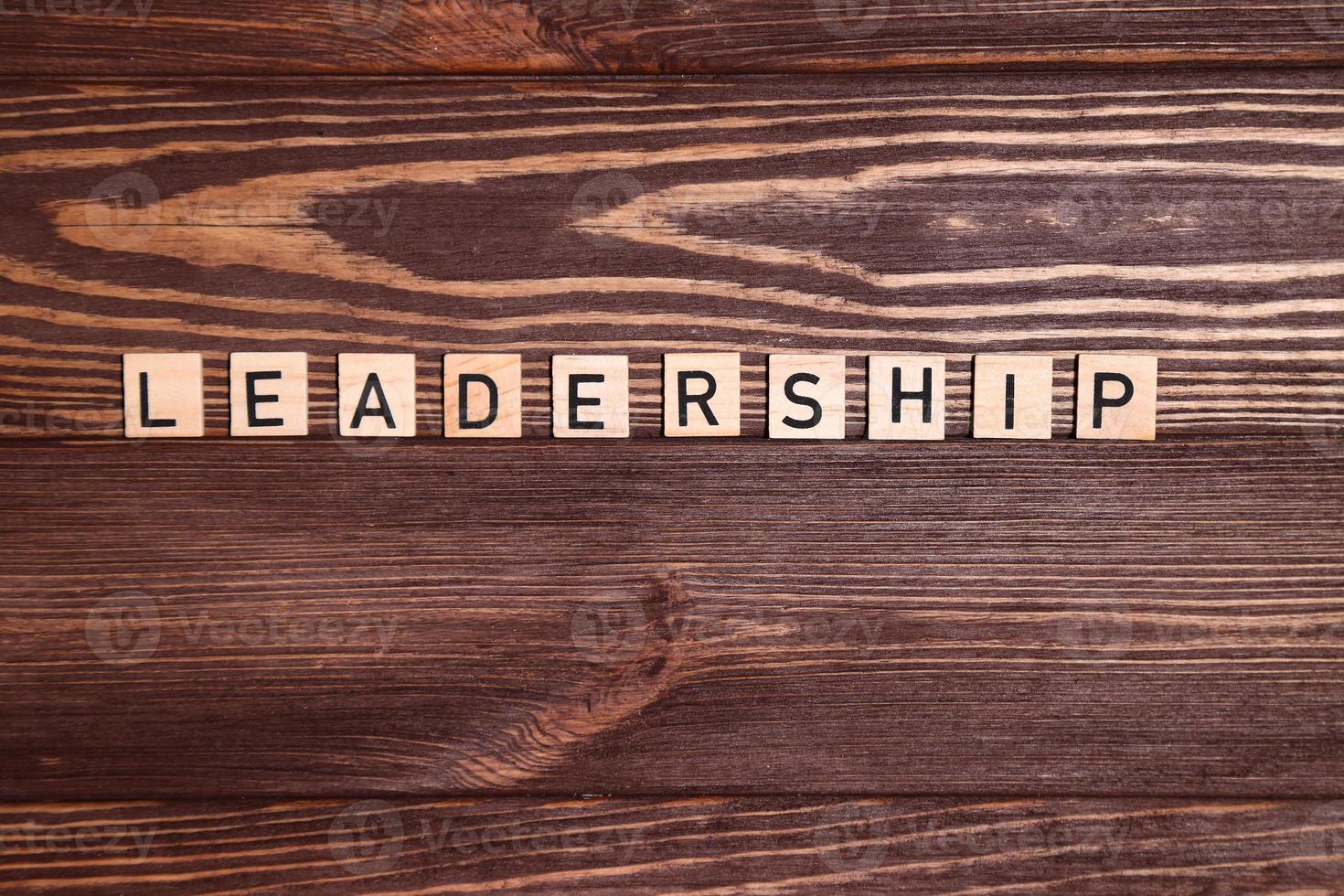leider, leiderschap, lood woord Aan houten achtergrond foto