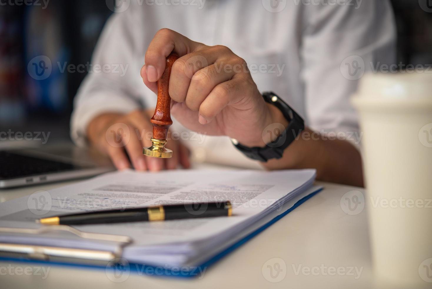 contract wet of papier werk bedrijf en financiën document rubber stempel. voor officieel en wettelijk contracten en overeenkomsten, financieel verklaringen, investering contracten, echt landgoed documenten. foto