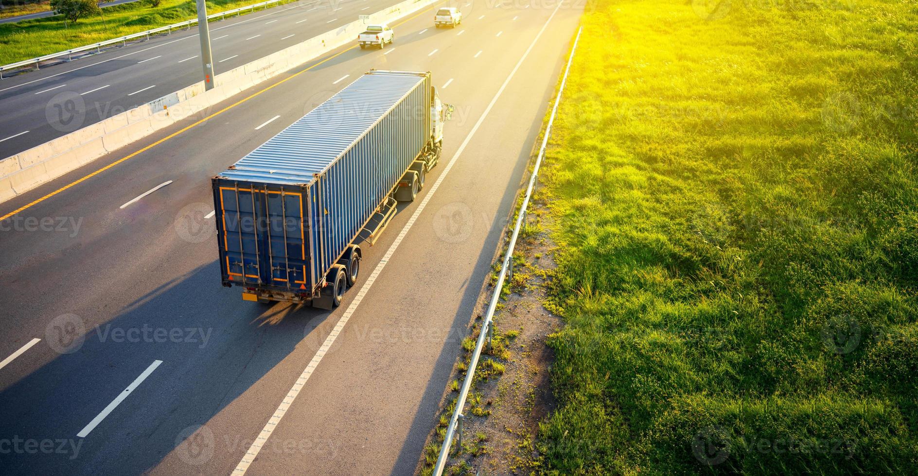 top visie van wit vrachtauto beweging vervagen Aan snelweg weg met container, vervoer concept., importeren, exporteren logistiek industrieel vervoeren land- vervoer Aan de snelweg.zacht focus foto