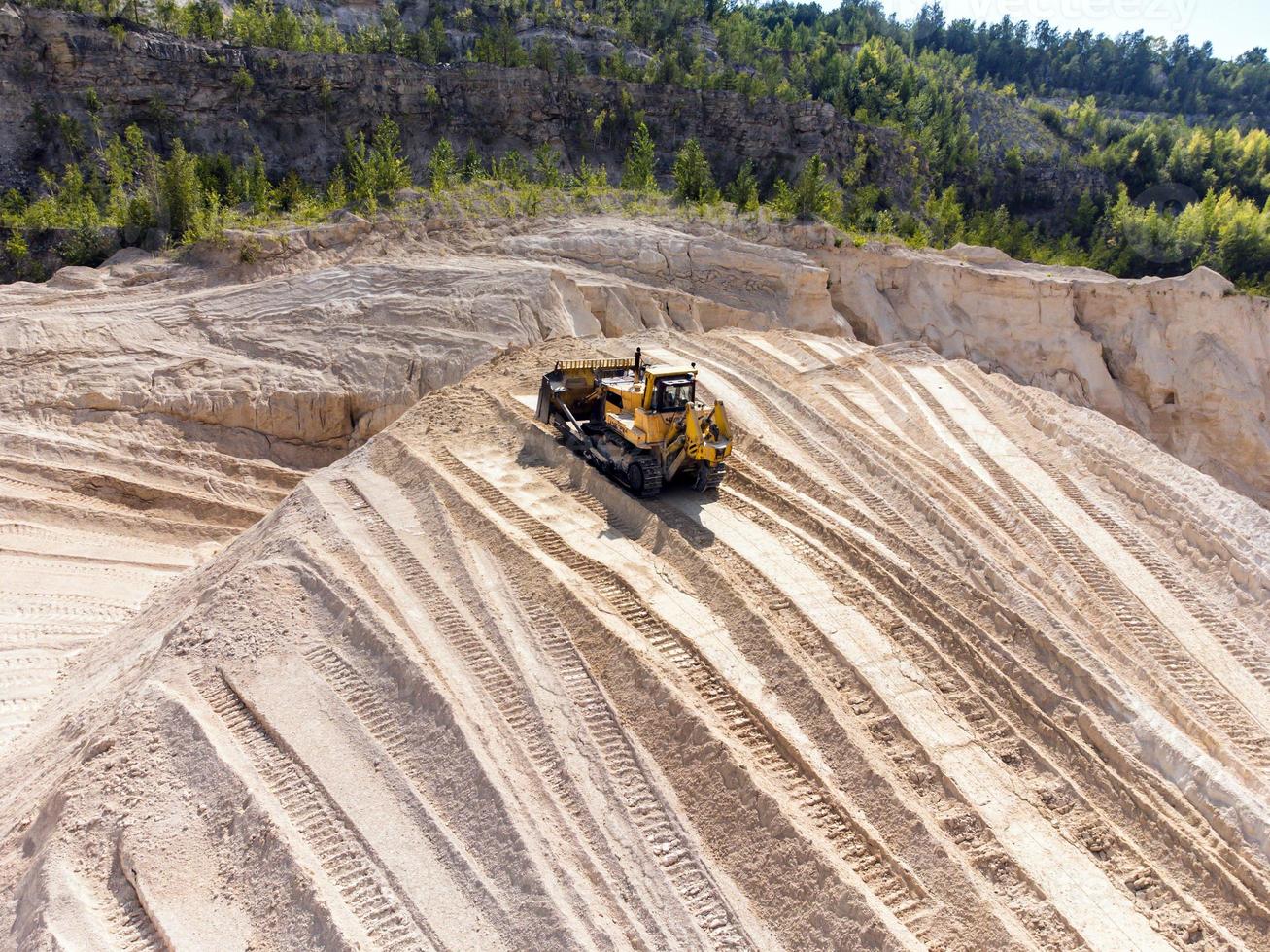 mijnbouw crawler bulldozer Bij werk. foto