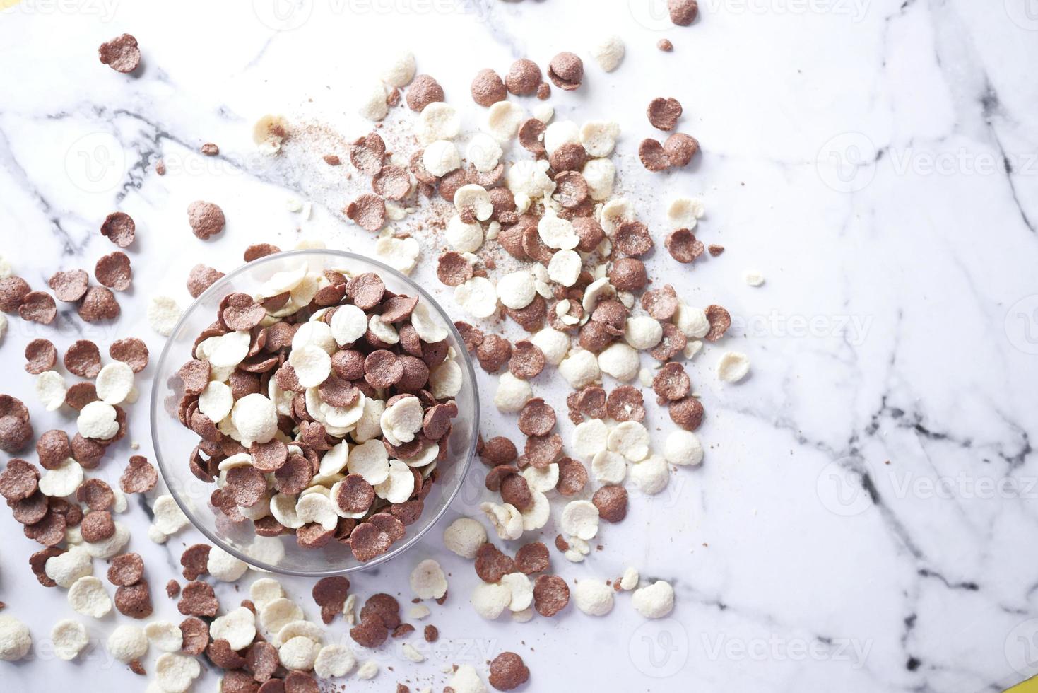 bovenaanzicht van chocolade cornflakes in een kom op een marmeren achtergrond foto