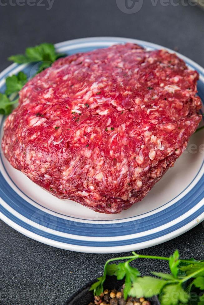 fijngehakt vlees rundvlees grond vlees klaar naar koken gezond maaltijd voedsel tussendoortje Aan de tafel kopiëren ruimte voedsel achtergrond rustiek top visie foto