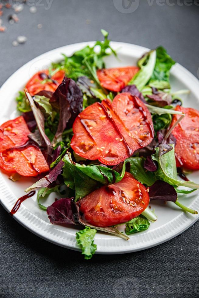 tomaat salade klaar naar eten gezond maaltijd voedsel tussendoortje Aan de tafel kopiëren ruimte voedsel achtergrond rustiek top visie keto of paleo eetpatroon vegetarisch veganistisch of vegetarisch voedsel foto