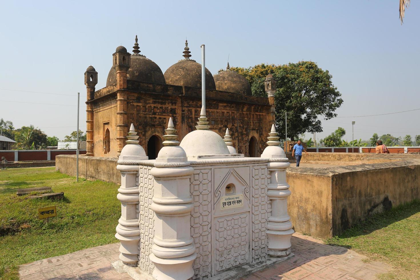 Bangladesh maart 2, 2019 najabad moskee kant keer bekeken, is gelegen in najabad dorp in kaharole upazila van dinajpur wijk, bangladesh. foto