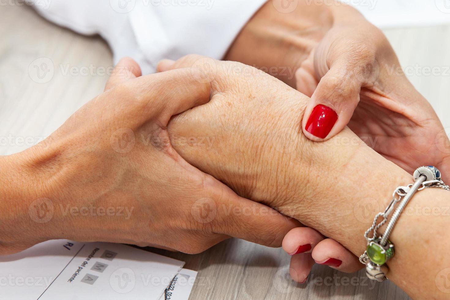 traumatoloog vrouw dokter Bij haar kantoor onderzoeken een senior vrouw geduldig. skelet bot ziekte tentamen en medisch hulp. carrière concept. foto