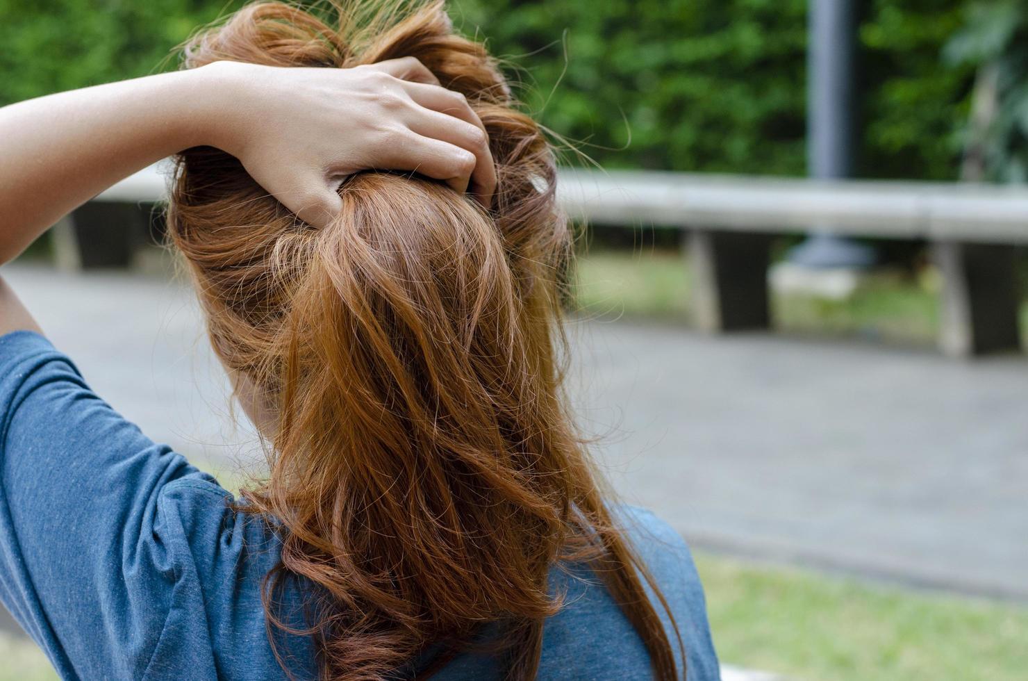 blond Aziatisch vrouw achter met rommelig haar- foto