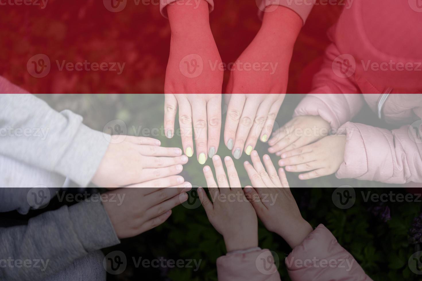 handen van kinderen Aan achtergrond van Jemen vlag. Jemenitisch patriottisme en eenheid concept. foto