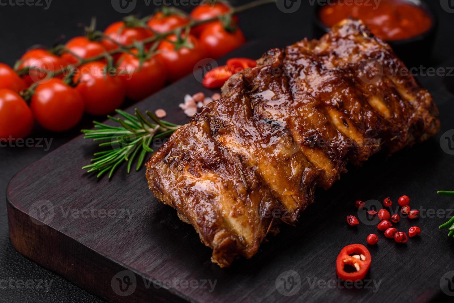 heerlijk gegrild varkensvlees ribben met saus, specerijen en kruiden foto