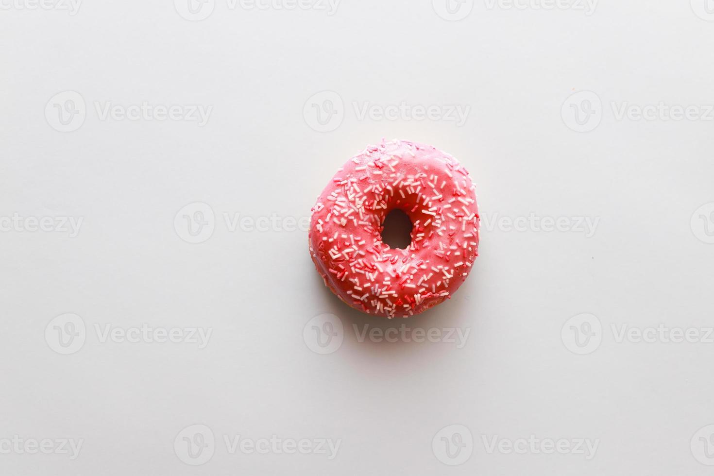 roze donut Aan roze achtergrond vlak leggen foto