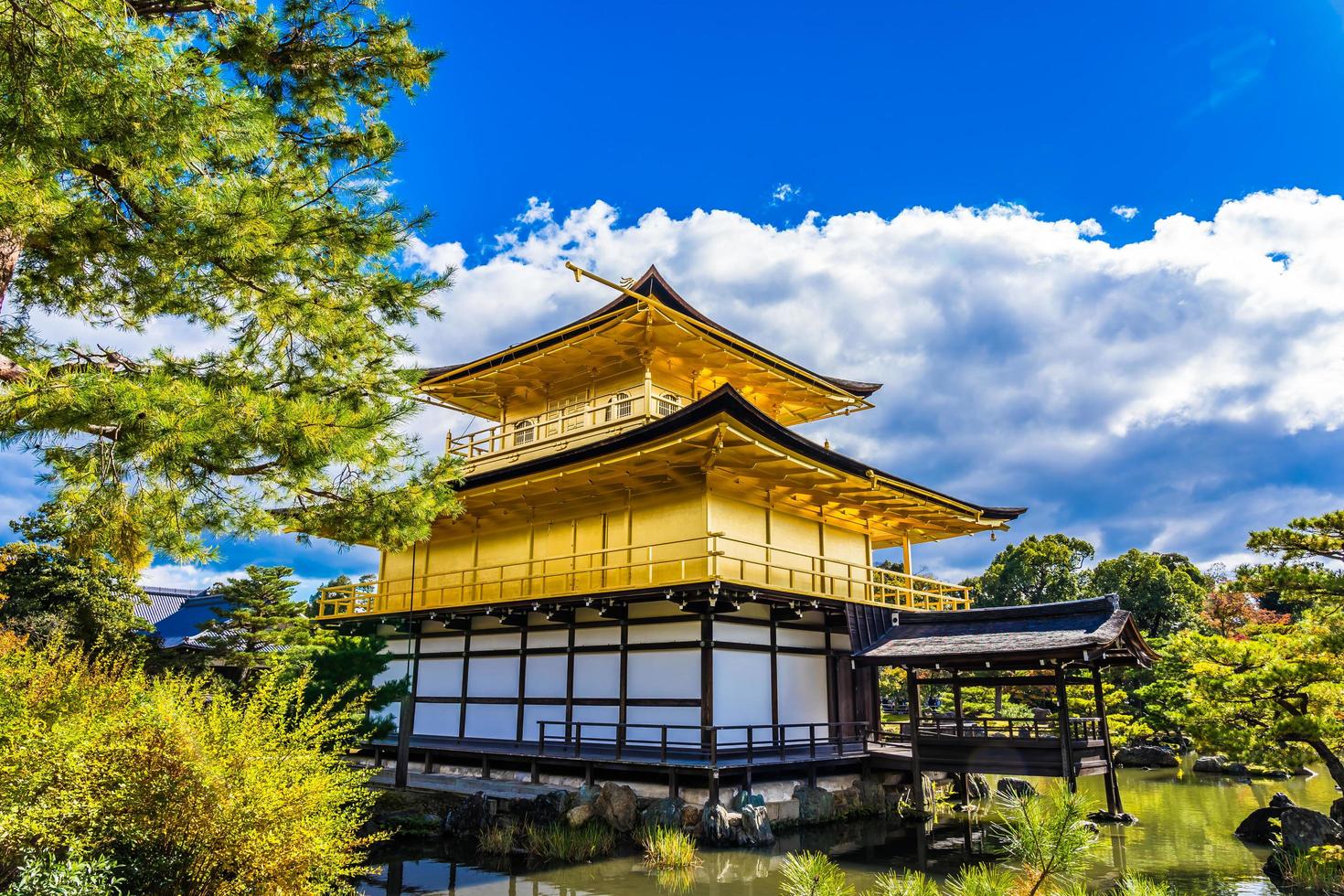 prachtige kinkakuji-tempel in kyoto, japan foto