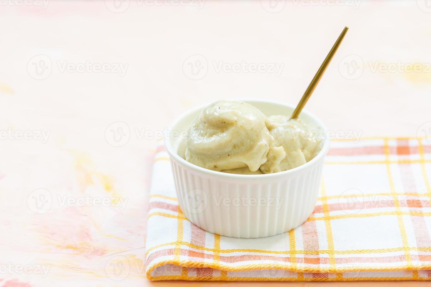 veganistisch eigengemaakt banaan en mango ijs ijs room. foto
