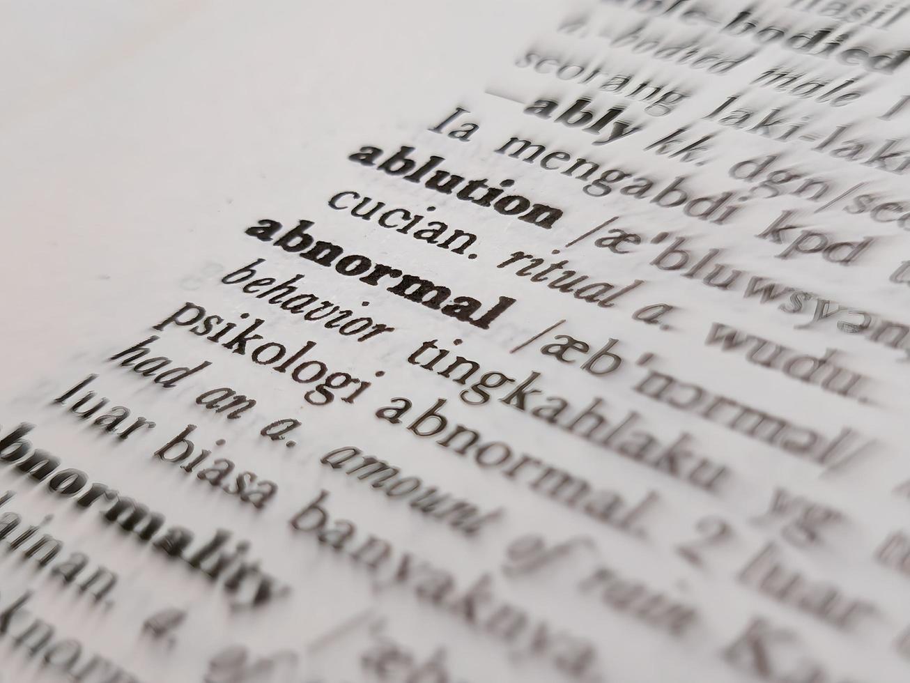 een dichtbij omhoog van de woord abnormaal in de Engels naar Indonesisch woordenboek. voor woord achtergrond of behang foto