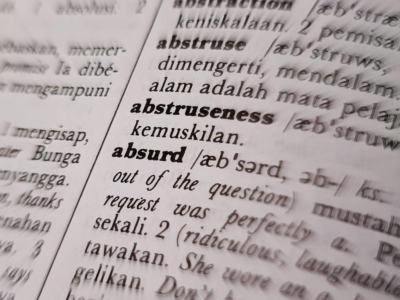 een dichtbij omhoog van de woord absurd in de Engels naar Indonesisch woordenboek. voor woord achtergrond of behang foto