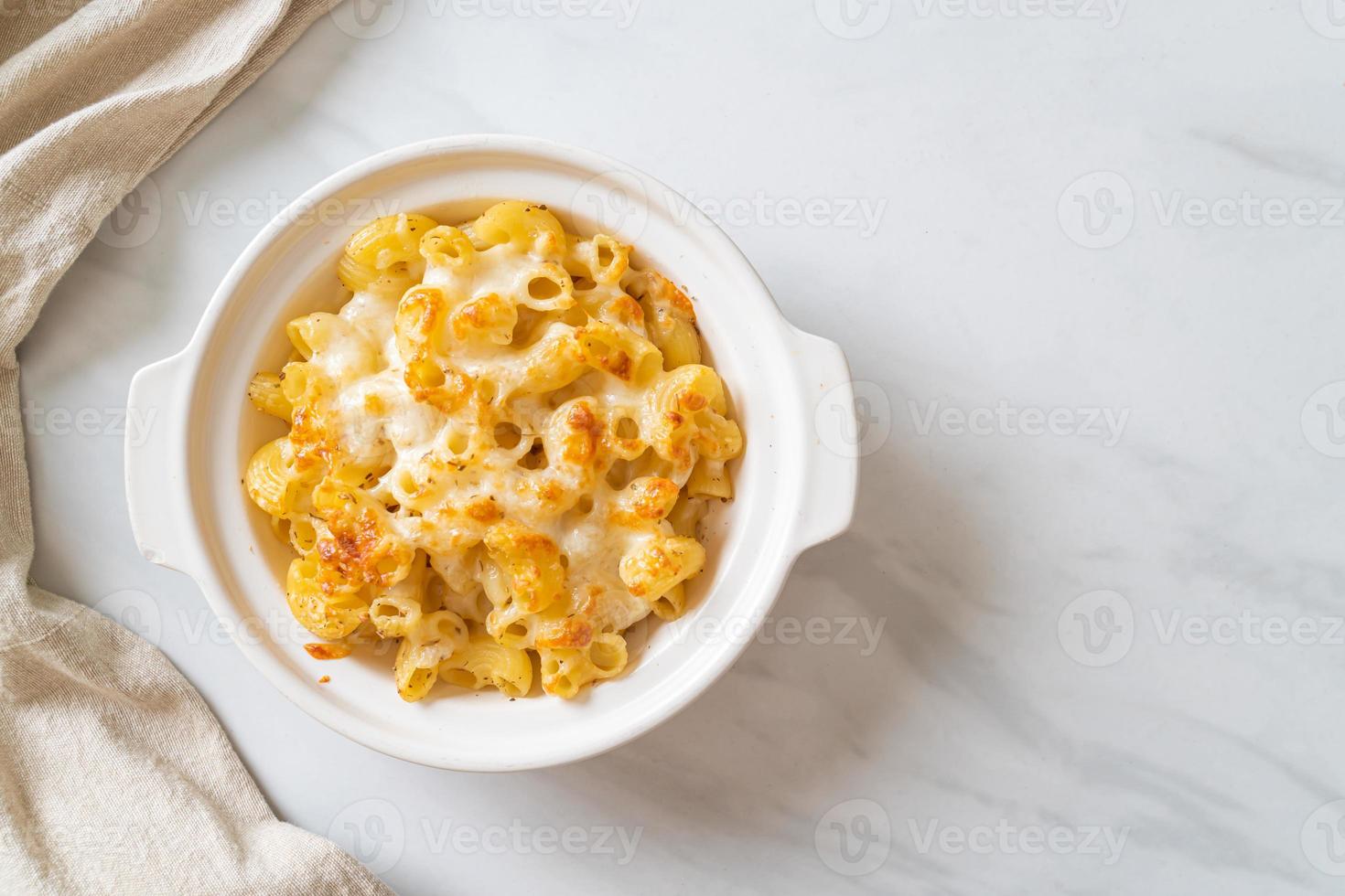 amerikaanse mac en kaas, macaroni pasta in kaassaus foto