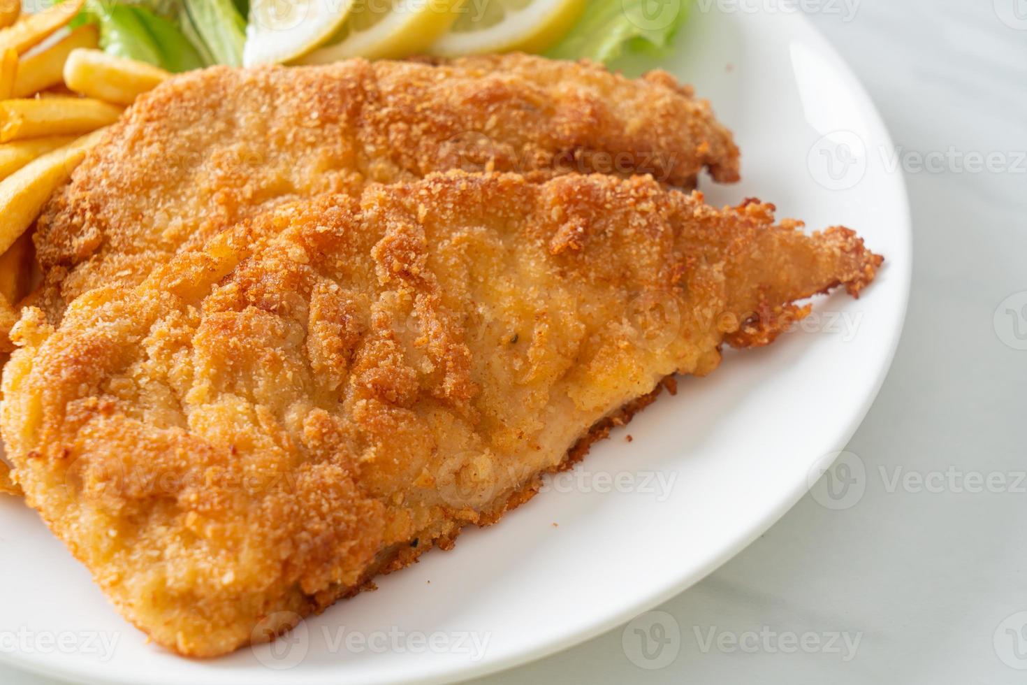 huisgemaakte gepaneerde weiner schnitzel met chips foto