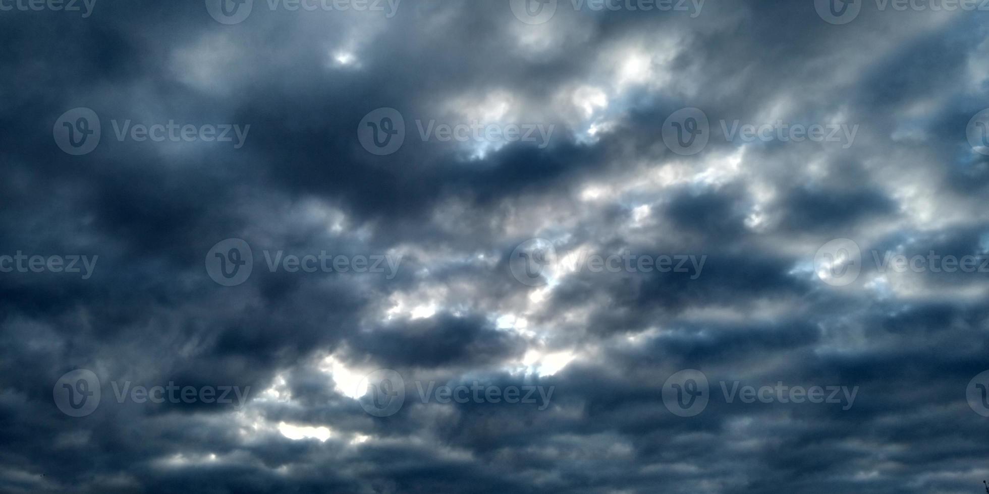 regenachtig lucht. stormachtig het weer. lucht wolken. abstract wazig cyaan helling van voorjaar lucht. foto