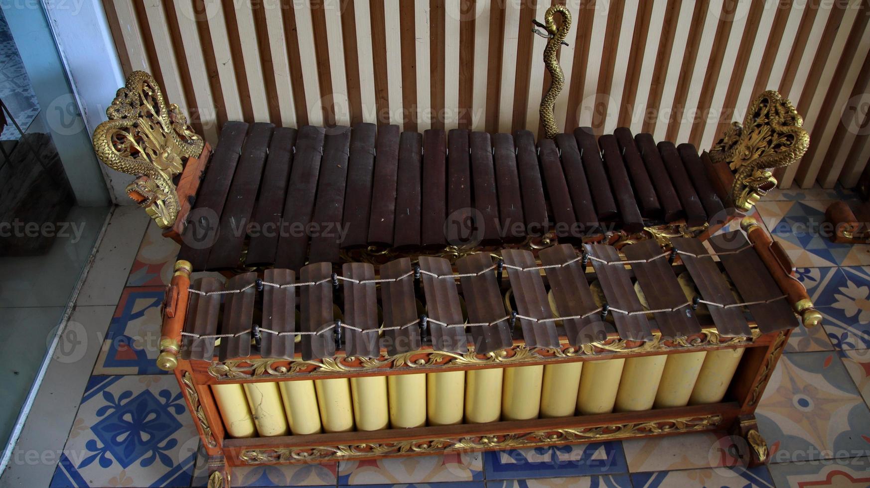 Javaans gamelan musical instrumenten foto