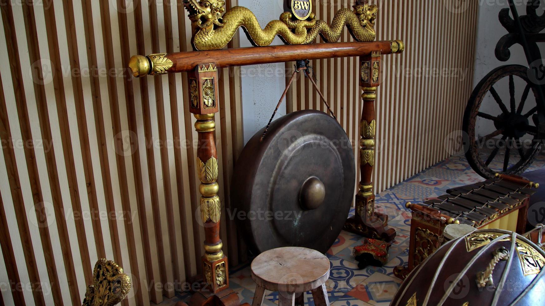 Javaans gamelan musical instrumenten foto