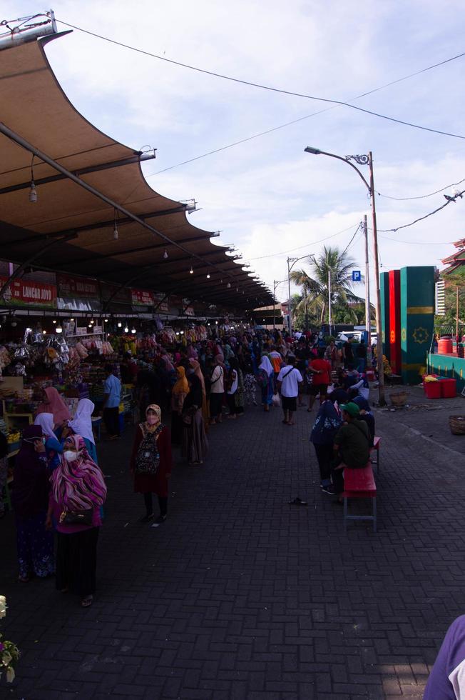 pasuruan, Indonesië, juli 2022 - visie van de atmosfeer van de souvenir centrum in de Cheng ho moskee Oppervlakte, pasuruan foto