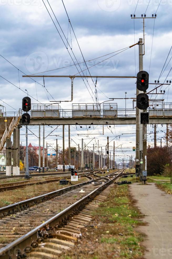 fotografie naar thema spoorweg bijhouden na voorbijgaan trein Aan spoorweg foto