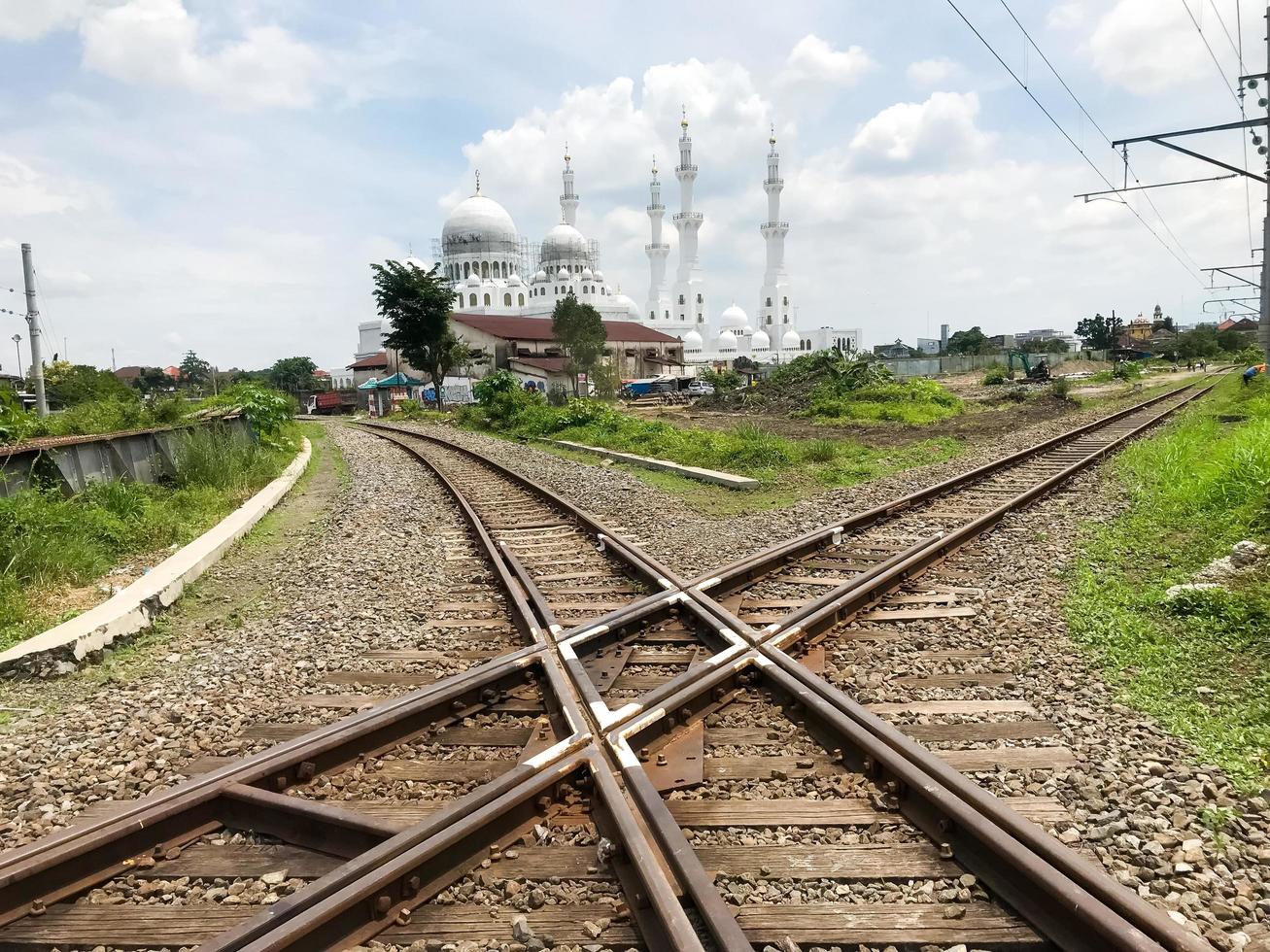 soerakarta, Indonesië, januari 2023. spoorweg infrastructuur en prachtig geïsoleerd sjeik zajid moskee foto