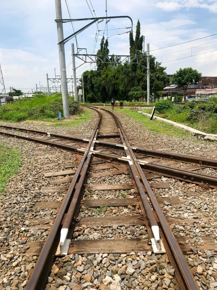 soerakarta, Indonesië, januari 2023. spoorweg kruispunten en geïsoleerd met bovenstroom macht roosters foto